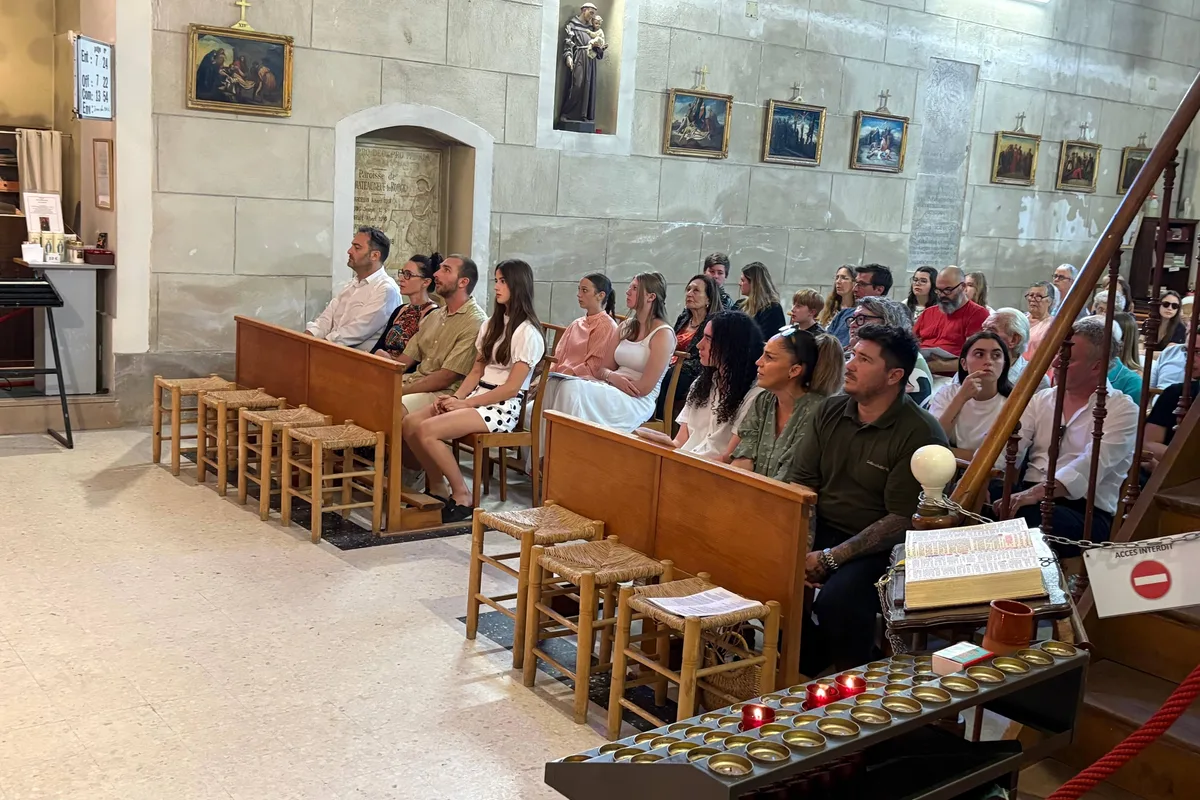 Assemblée dans l'église pour le baptême de Charlotte et Lenny