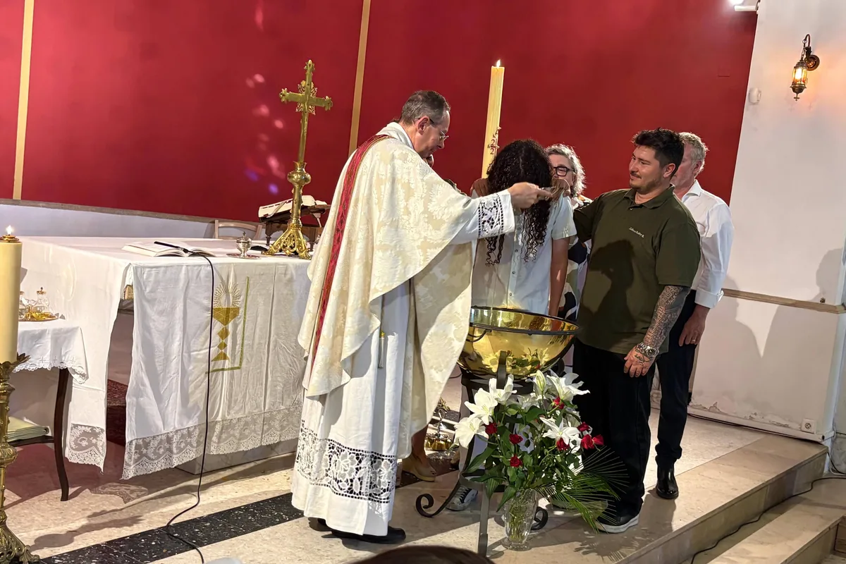 Moment de célébration dans l'église de Châteauneuf-le-Rouge