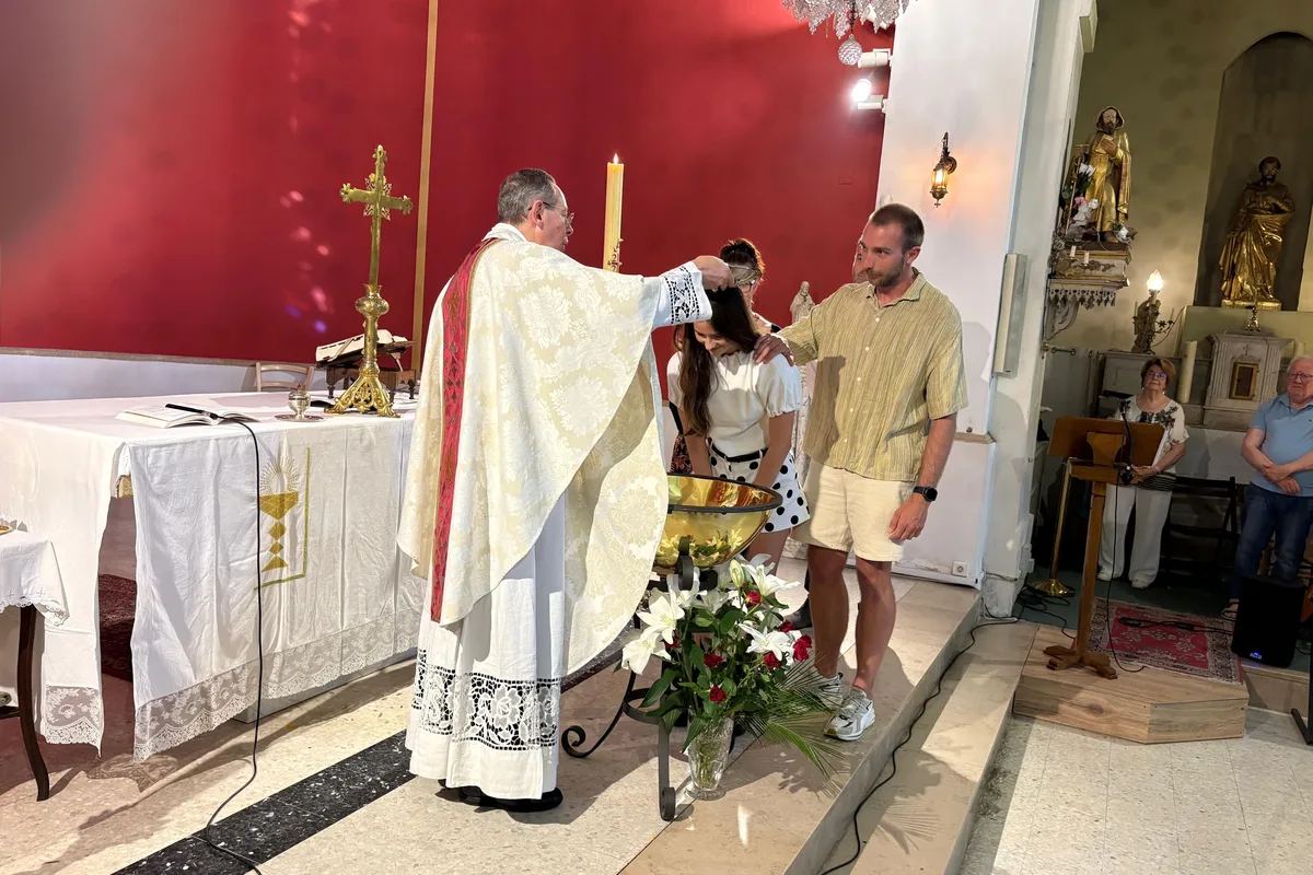 Familles et paroissiens réunis pour le baptême