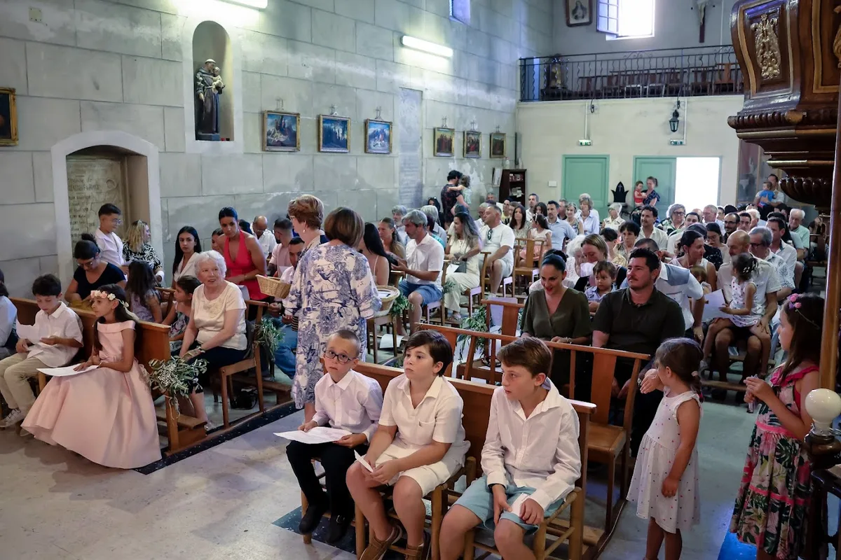 Enfants et familles réunis pour les communions