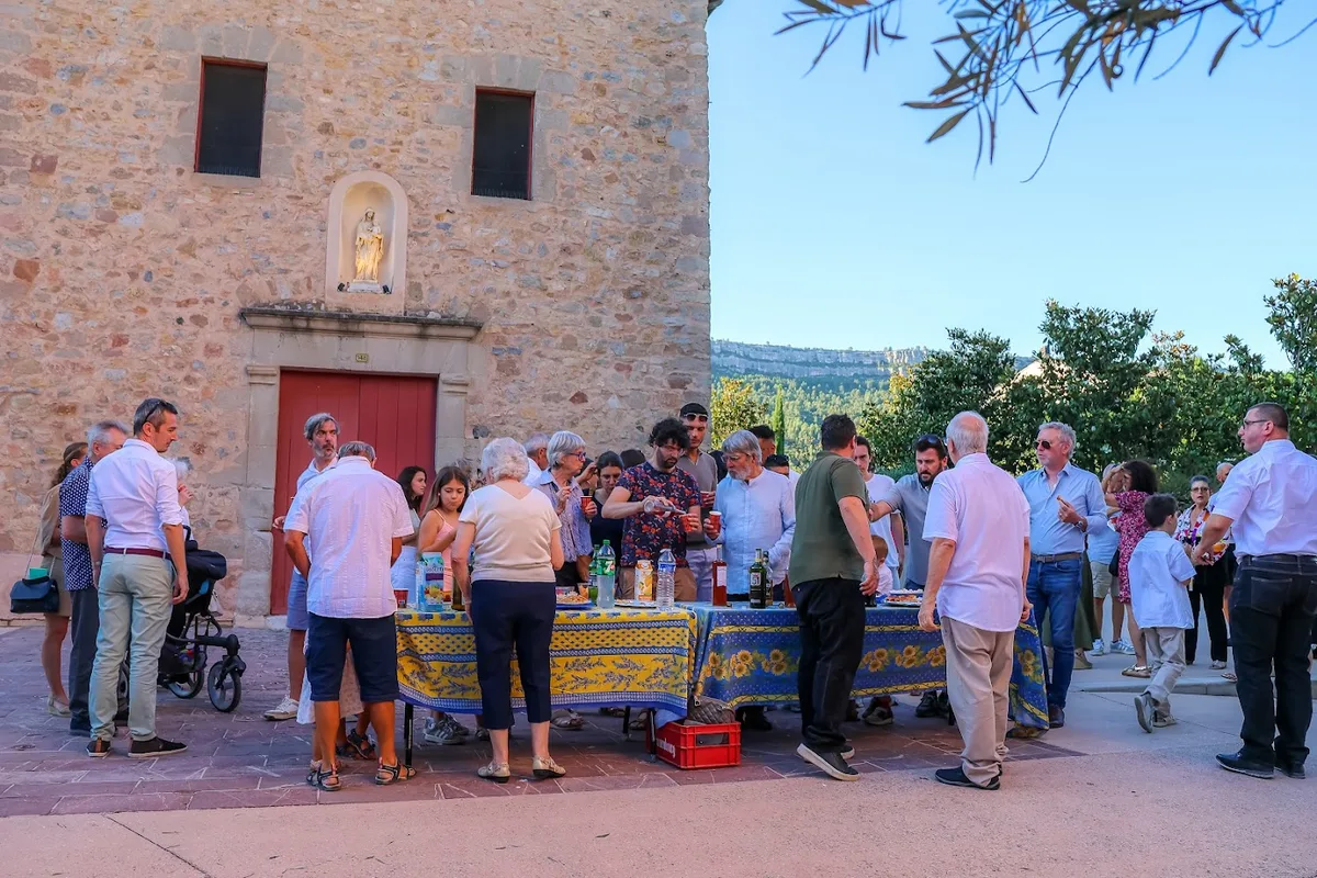 Moment de célébration des communions à Châteauneuf-le-Rouge